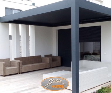 Lamellás pergola csukott állapotban