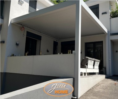 Lamellás pergola szürke színben