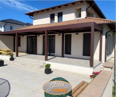 Mediterrán házhoz is lamellás árnyékoló