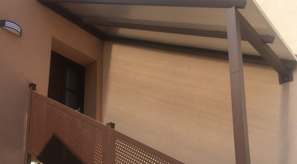 Broz, polikarbonátos pergola barna színben