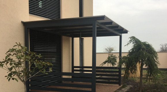 Polikarbonátos pergola korláttal