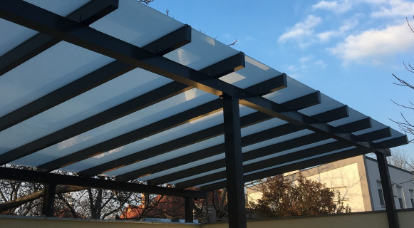 Üveg pergola opál üveggel