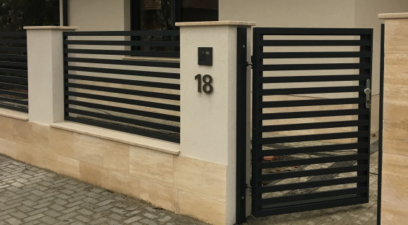 Alumínium kerítés egyforma közökkel